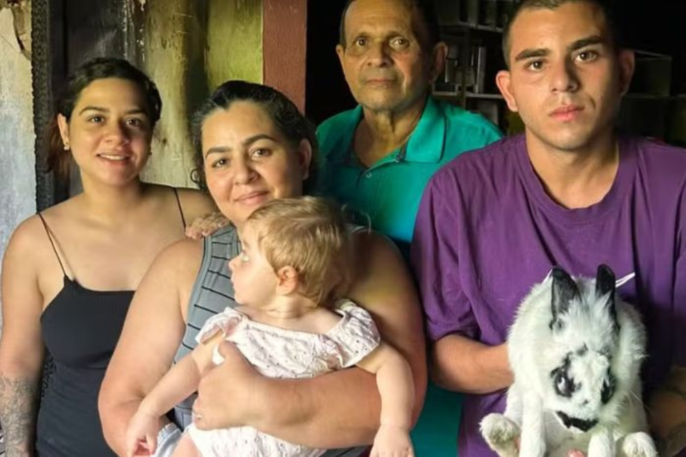 Coelha alerta fam&iacute;lia sobre inc&ecirc;ndio e ajuda moradores a escapar em Manaus