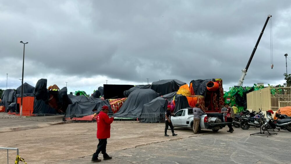 Alegorias do Garantido ocupam grande parte da &aacute;rea de concentra&ccedil;&atilde;o do Bumb&oacute;dromo