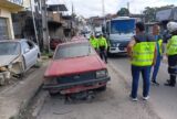 Operação da Prefeitura remove 5 veículos abandonados e libera calçadas na zona Norte