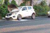 Motorista perde controle ao tentar evitar incêndio e carro cai em buraco no São José