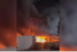 Incêndio de grandes proporções mobiliza bombeiros e destrói residência em Manaus