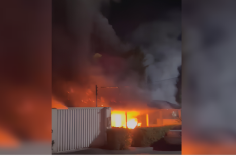 Incêndio de grandes proporções mobiliza bombeiros e destrói residência em Manaus