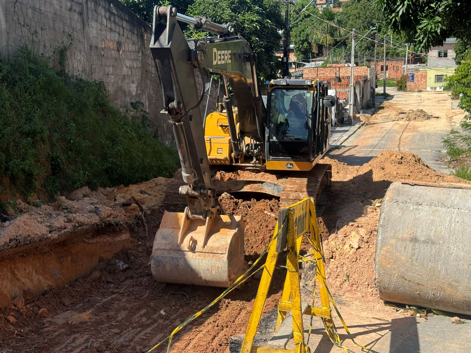 Serviço de drenagem profunda fortalece infraestrutura urbana no Novo Aleixo