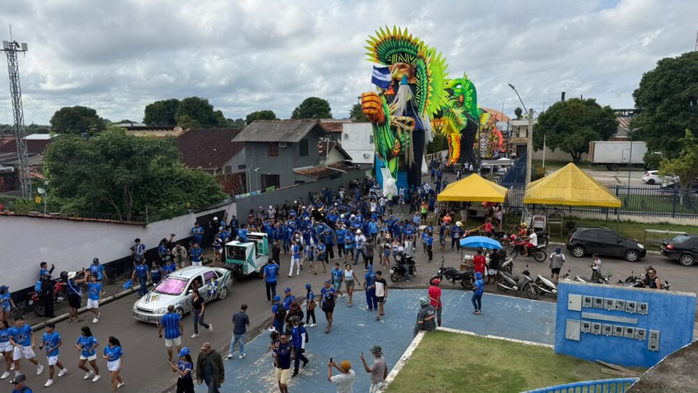 Caprichoso supera obras nos galpões e chega ao Bumbódromo com alegorias prontas