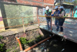 Obras de esgotamento sanitário em beco do bairro Redenção são vistoriadas pela Ageman