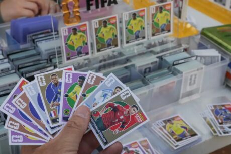 Troca de figurinhas reduz custo para completar álbum da Copa 2026