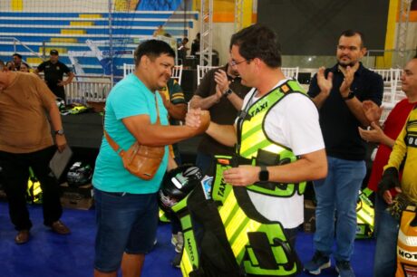 Prefeitura entrega 400 equipamentos de proteção a mototaxistas em Parintins