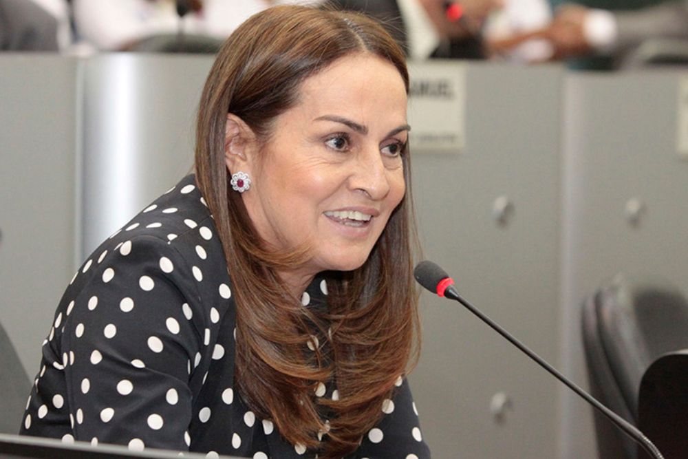 Gl&oacute;ria Carratte adia posse mesmo ap&oacute;s vit&oacute;ria un&acirc;nime no TRE-AM