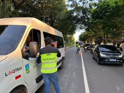 Operação autua veículos e apreende micro-ônibus na zona Leste de Manaus