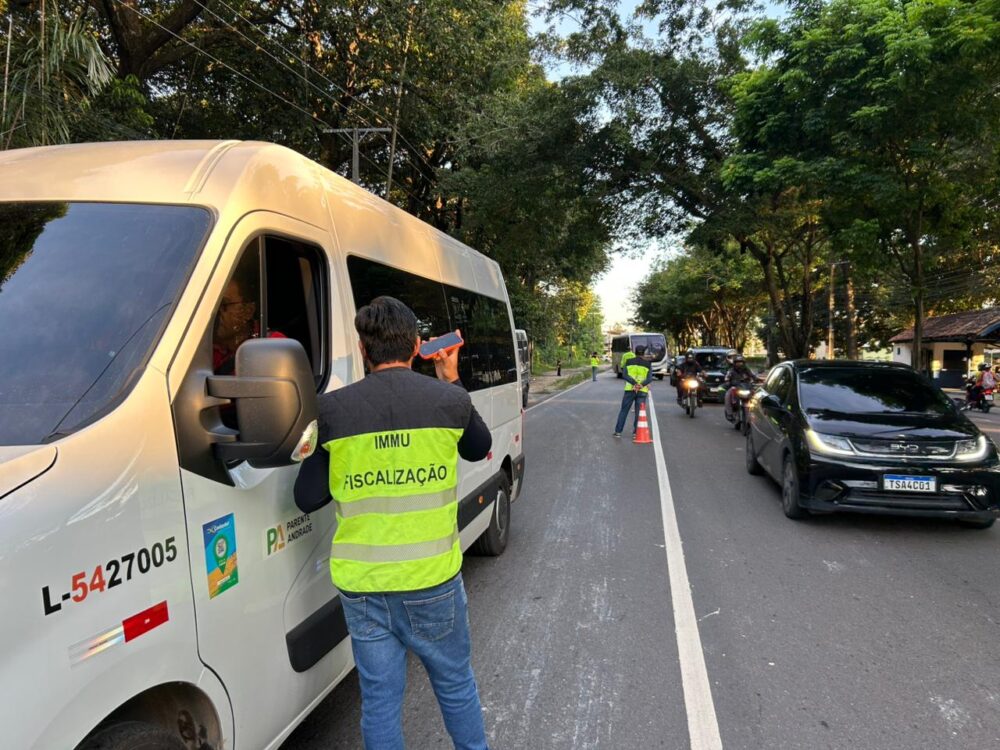 Opera&ccedil;&atilde;o autua ve&iacute;culos e apreende micro-&ocirc;nibus na zona Leste de Manaus