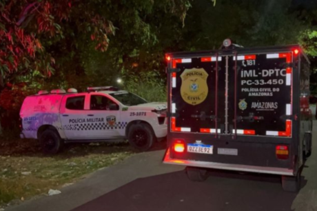 Homem é morto a tiros e tem corpo jogado do 2º andar de residência em Manaus