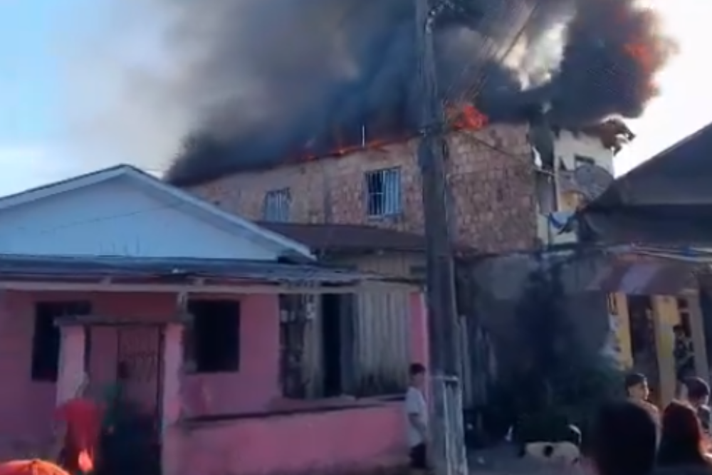 Inc&ecirc;ndio de grandes propor&ccedil;&otilde;es destr&oacute;i resid&ecirc;ncia no interior do Amazonas