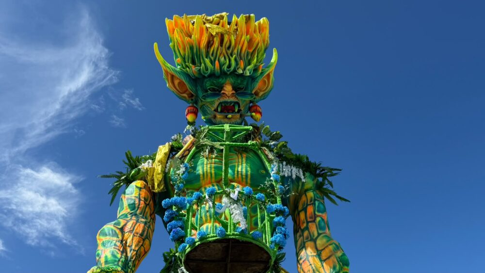 Alegoria do Caprichoso que caiu no translado para o Bumbódromo já está em recuperação Alegoria do Caprichoso que caiu no translado para o Bumbódromo já está em recuperação