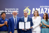 Governo anuncia investimentos e reforça entrega de fardamento e kits escolares no Amazonas