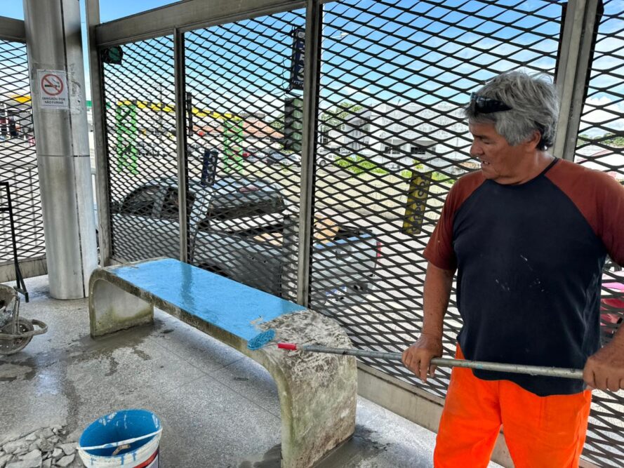 Estação São Jorge recebe novos bancos em ação de melhoria do transporte público em Manaus