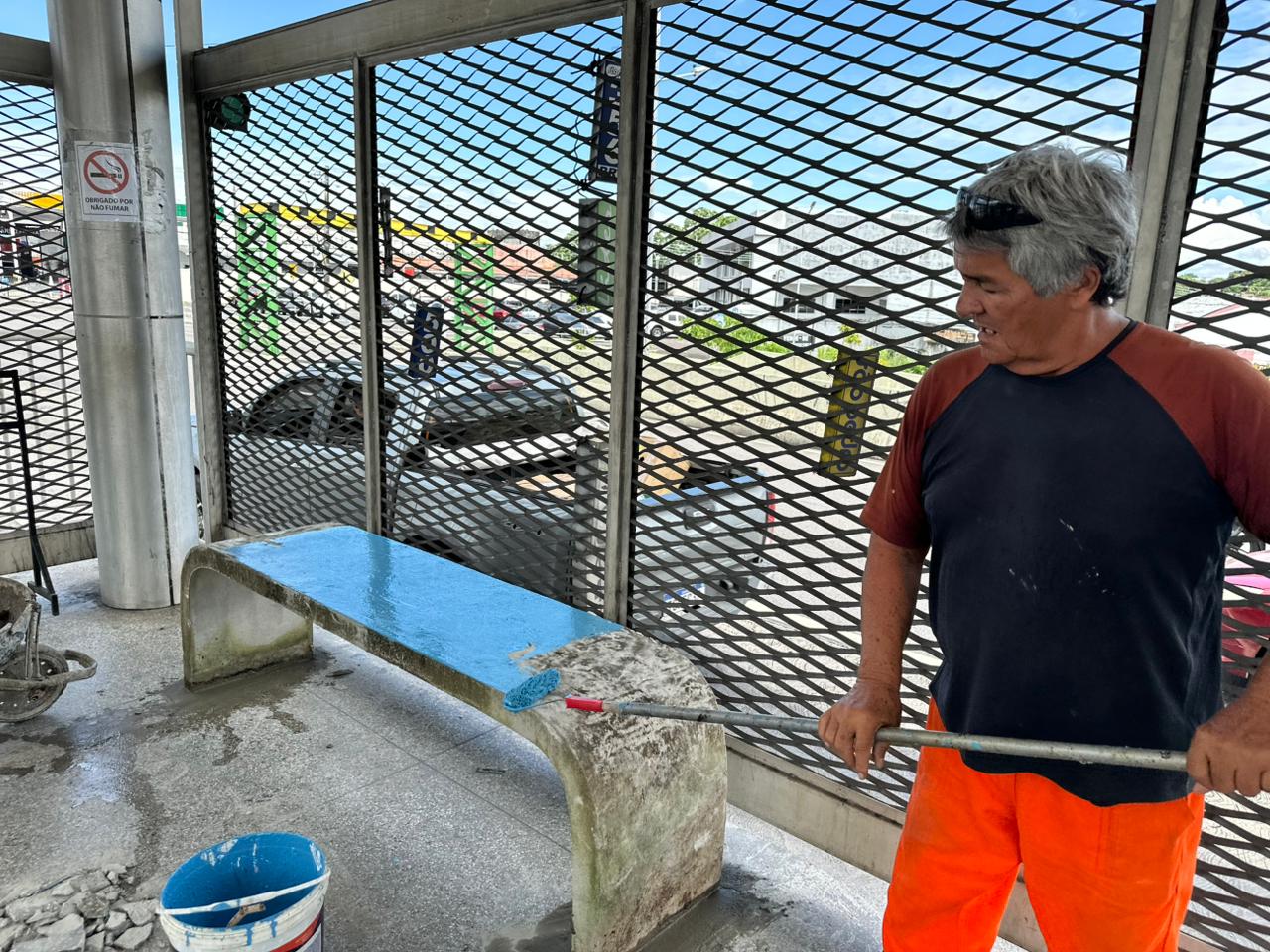 Estação São Jorge recebe novos bancos em ação de melhoria do transporte público em Manaus