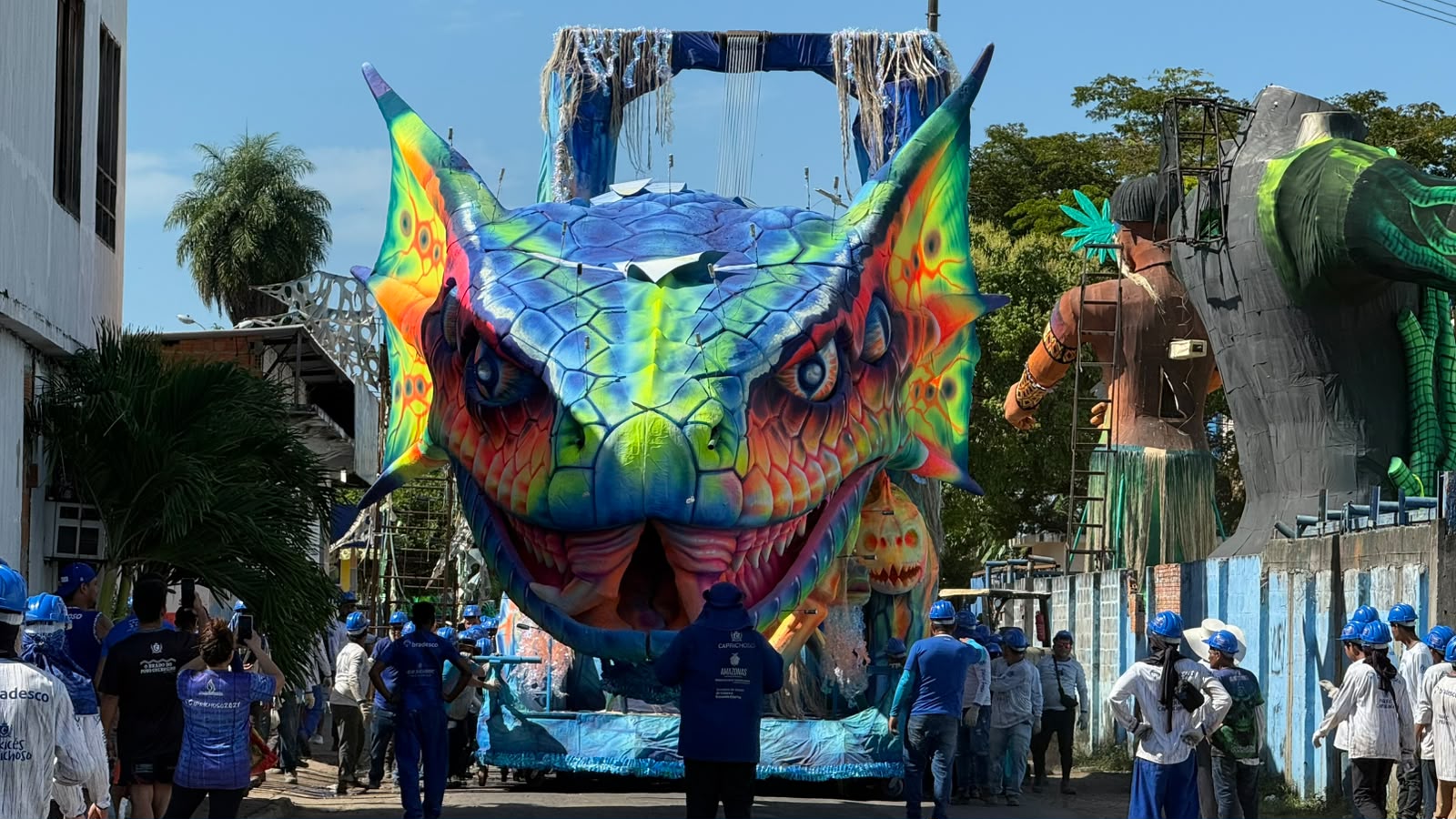 Alegoria da Cobra Grande do Caprichoso movimenta concentra&ccedil;&atilde;o em Parintins