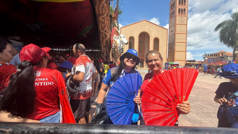 Sol forte e filas de brindes marcam a experiência de quem vive o Festival de Parintins