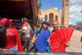 Sol forte e filas de brindes marcam a experiência de quem vive o Festival de Parintins