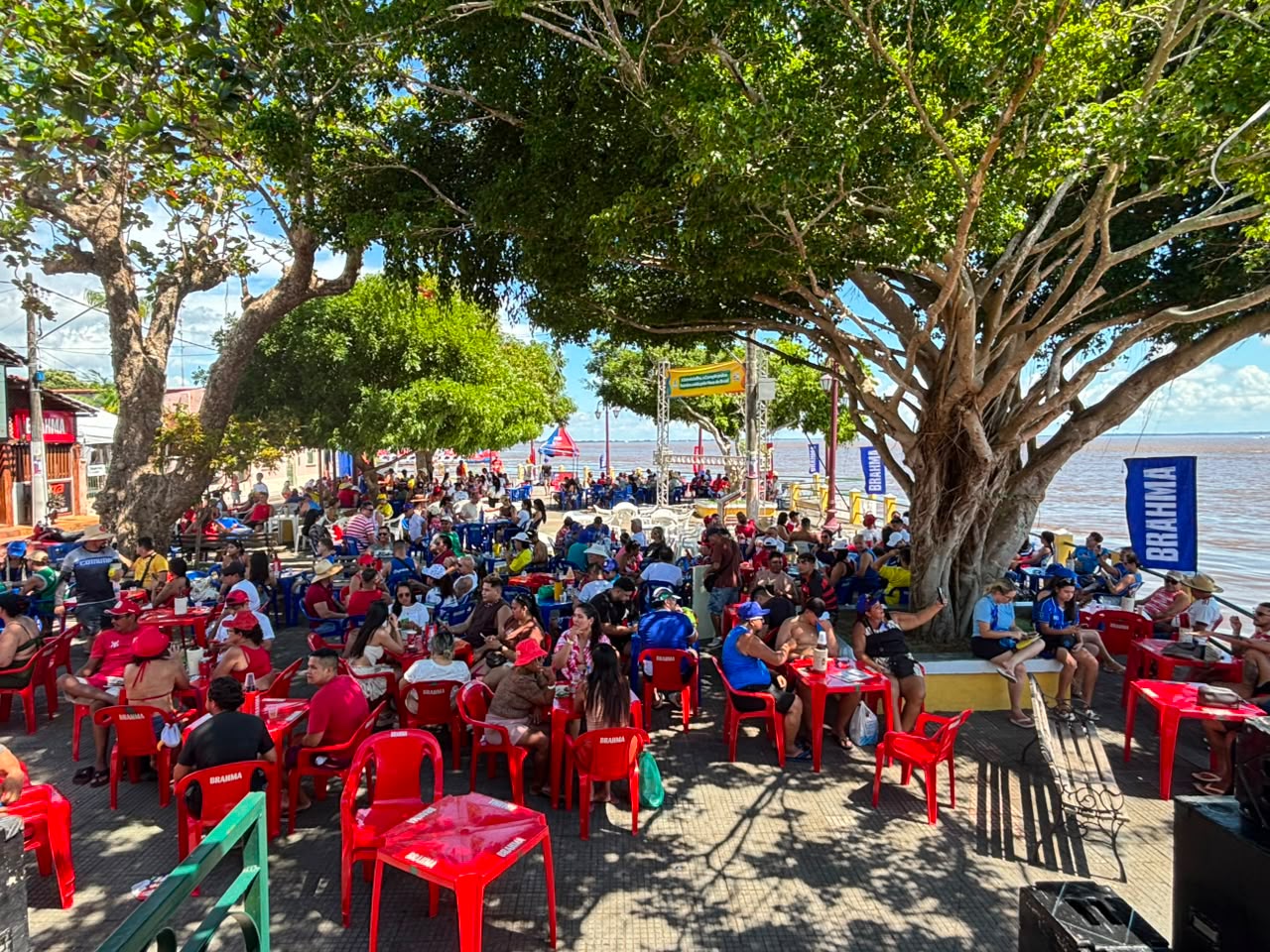 Parintins vive clima de festa com chegada de turistas e intensa movimentação às vésperas do festival