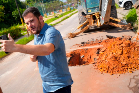 Renato Junior flagra obra embargada da Águas de Manaus e cobra respeito por Manaus