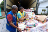 Prefeitura inicia carregamento de caminhões em operação humanitária para Venezuela