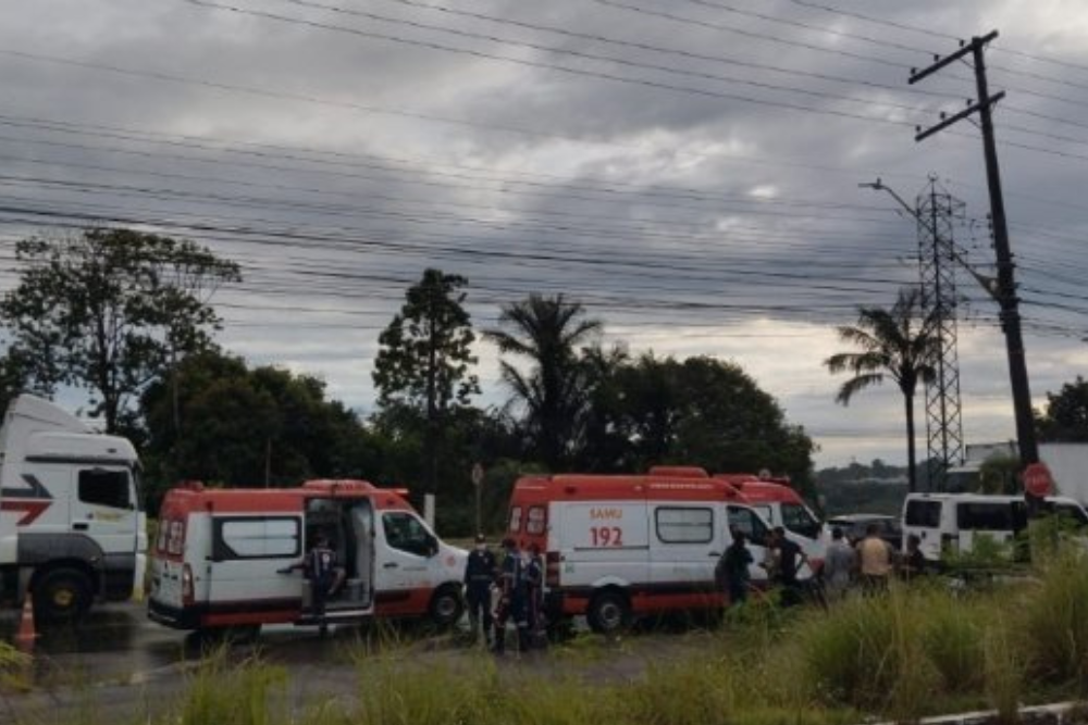 Colis&atilde;o entre carreta e carro deixa feridos e provoca tr&acirc;nsito intenso no Distrito Industrial