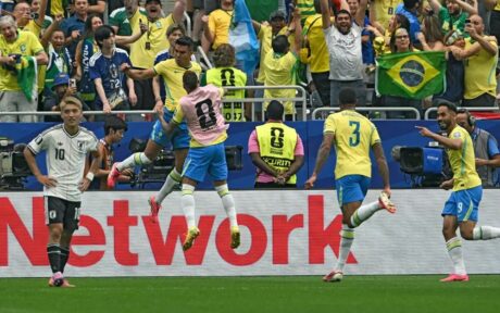 Brasil sofre, mas vira sobre o Japão e garante vaga nas oitavas da Copa