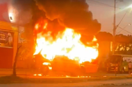 Trabalhadores dos Amarelinhos bloqueiam trânsito e incendeiam micro-ônibus na Avenida Grande Circular