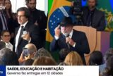 Lula faz gesto durante evento no Planalto ao rebater críticas sobre consumo da população pobre