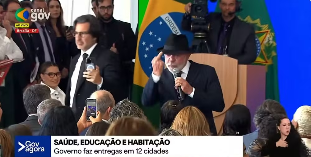 Lula faz gesto durante evento no Planalto ao rebater cr&iacute;ticas sobre consumo da popula&ccedil;&atilde;o pobre