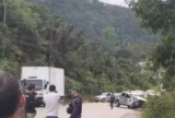 Colisão entre picape e caminhão provoca lentidão na AM-010 neste sábado