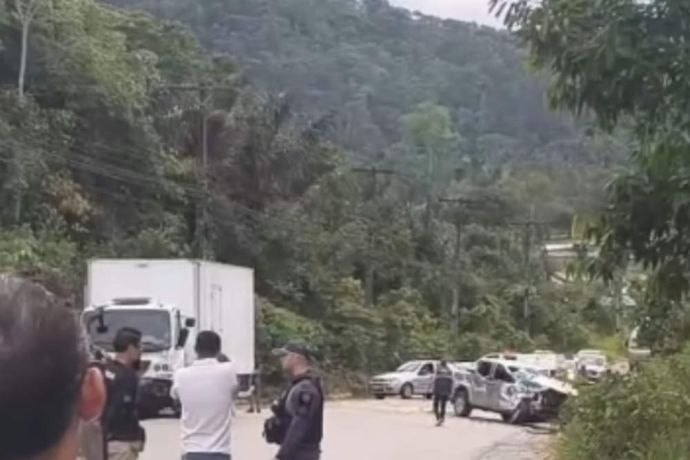 Colisão entre picape e caminhão provoca lentidão na AM-010 neste sábado