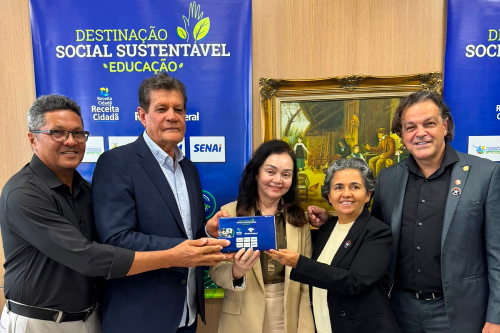 Receita Federal entrega minicomputadores para reforçar ensino em Presidente Figueiredo