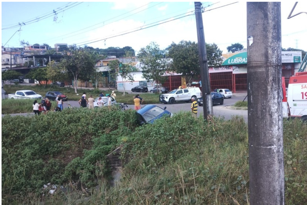 Colis&atilde;o em cruzamento termina com carro dentro de vala na zona norte de Manaus