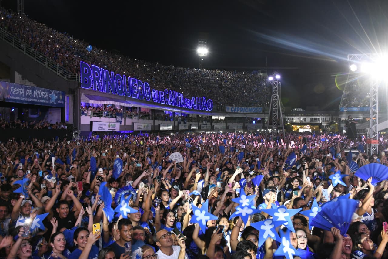 Caprichoso reúne multidão em Manaus na Festa da Vitória