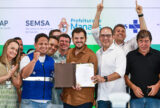 Durante formatura de agentes de saúde, prefeito sanciona lei de promoção por titulação para servidores da Semsa