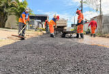 No bairro Flores, obras de recapeamento prosseguem na rua Minas Gerais