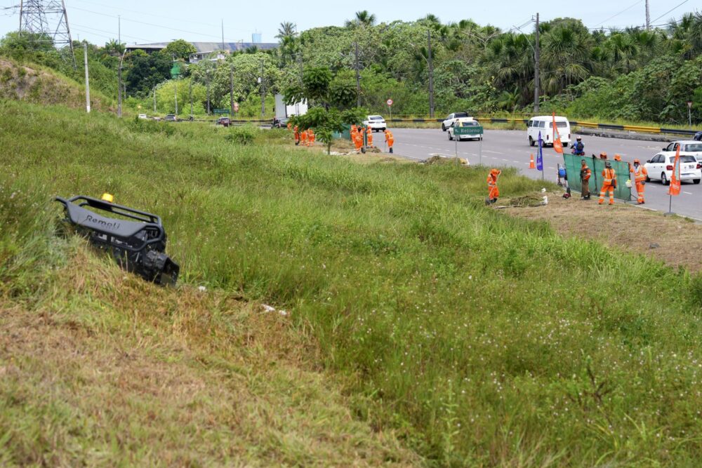 Nova tecnologia reforça limpeza urbana na zona Norte com apoio de robôs de roçagem