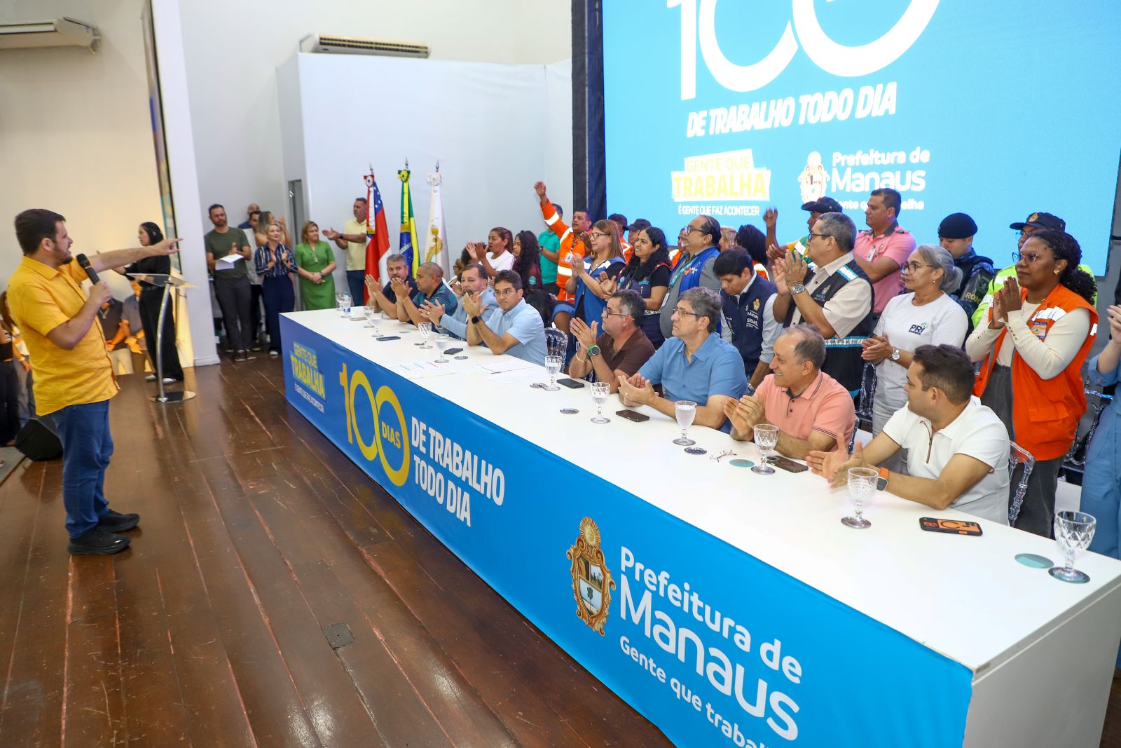 Funcionária do Implurb é reconhecida durante celebração dos 100 dias de governo de Renato Junior