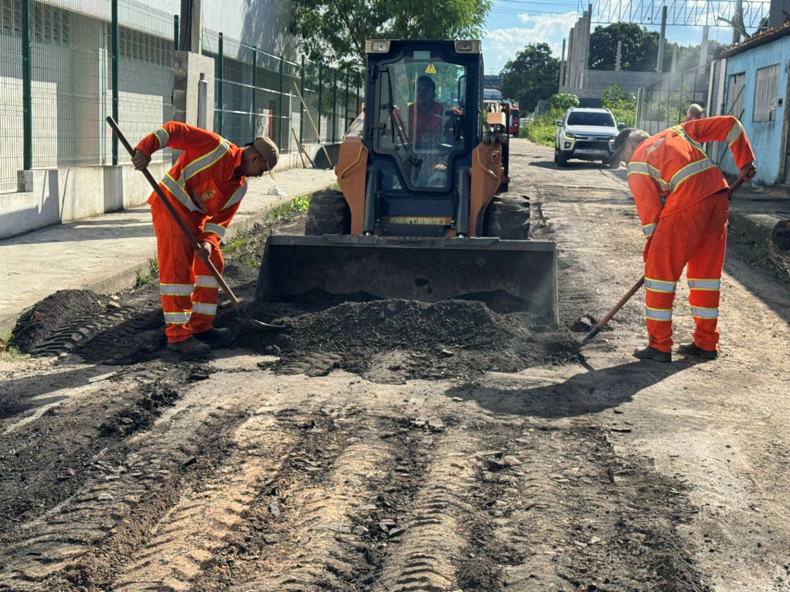 Operação 'Tapa-Buracos' avança em ruas do bairro Flores, em Manaus