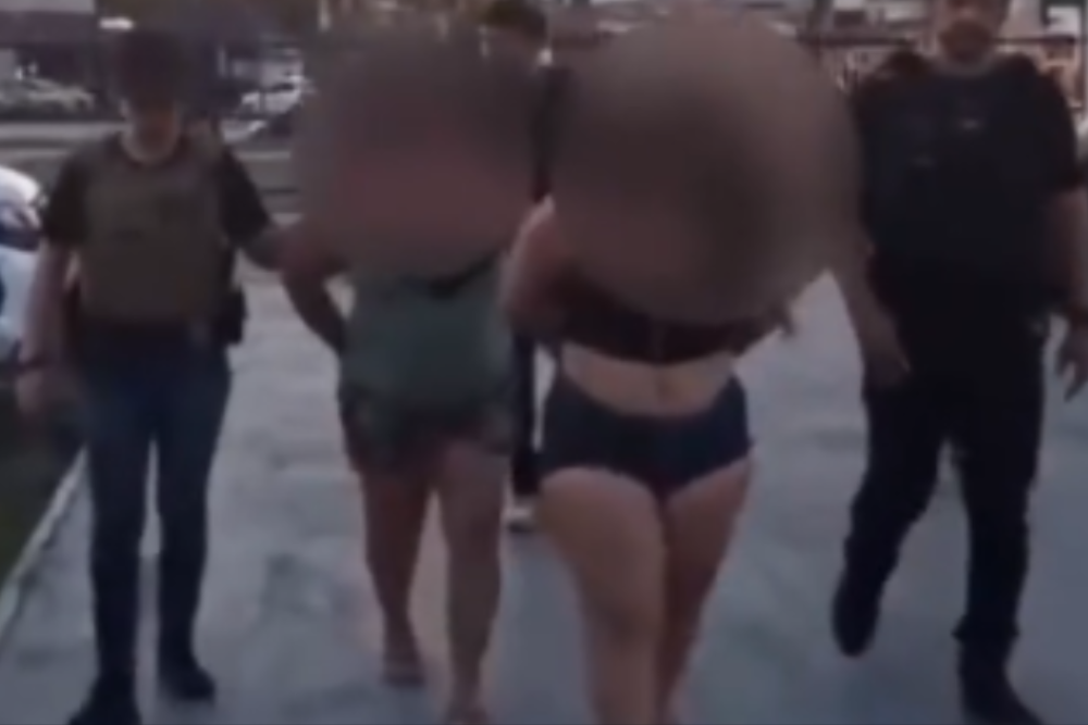 Mãe e filha são presas em Manaus suspeitas de tentativa de homicídio contra pessoa trans em Parintins