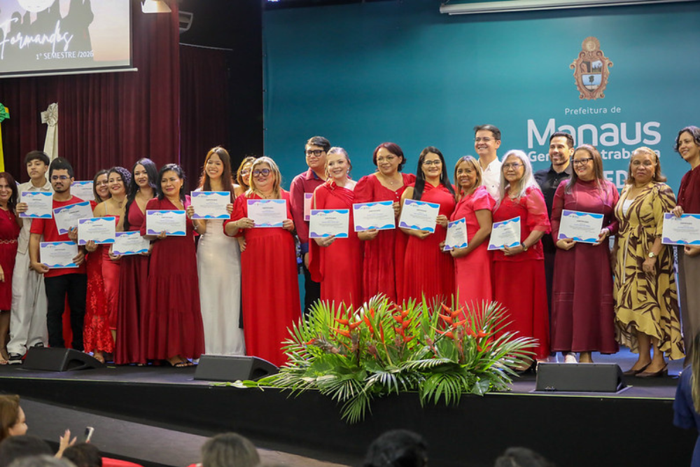 Programa Ampliando Horizontes forma 63 alunos em idiomas e Libras em Manaus