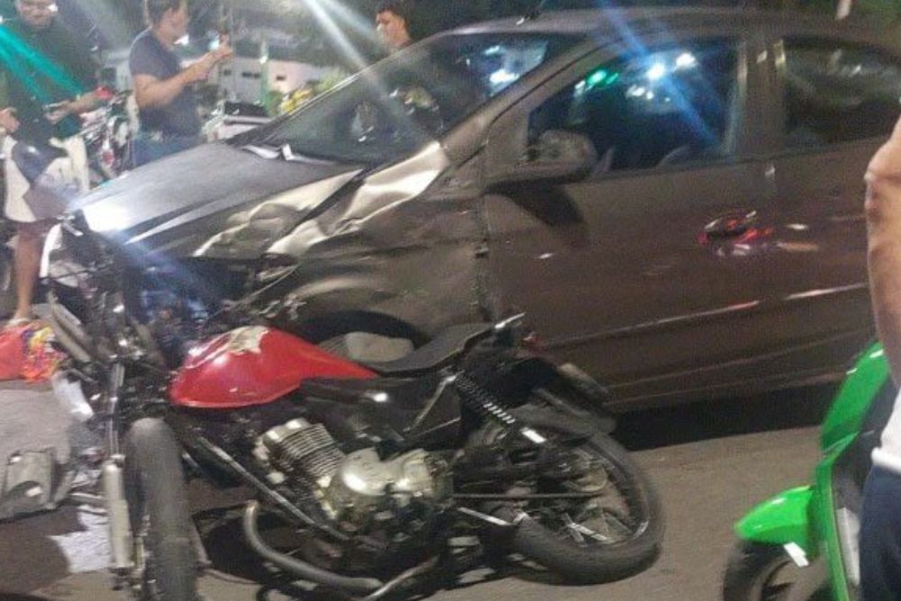Colisão entre carro e motocicleta deixa dois feridos na zona Sul de Manaus Colisão entre carro e motocicleta deixa dois feridos na zona Sul de Manaus