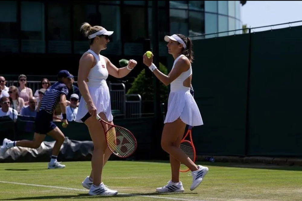 Luisa Stefani avan&ccedil;a &agrave; final de duplas de Wimbledon e alcan&ccedil;a marca in&eacute;dita na carreira