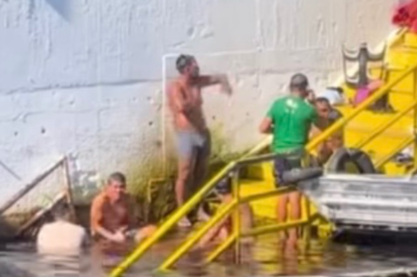 Calor intenso leva moradores a buscar refresco no Rio Negro na Escadaria do Porto de Manaus
