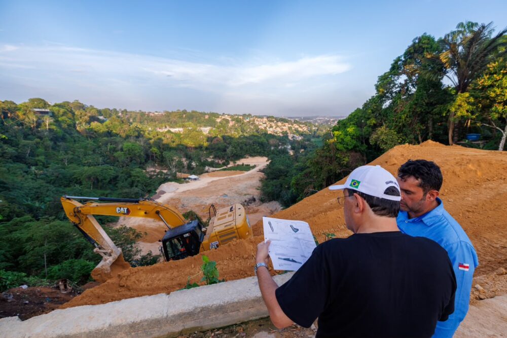 Braga vistoria obra de contenção e cobra solução para água