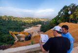 Braga vistoria obra de contenção e cobra solução para água