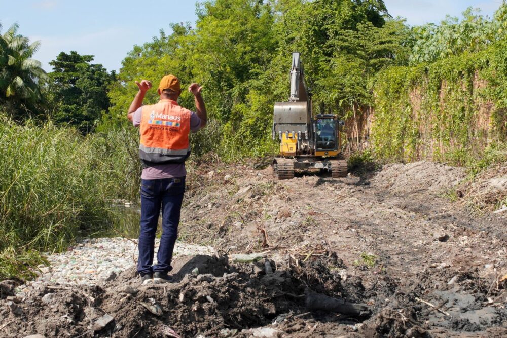 Obra de dragagem busca reduzir alagamentos no bairro Nossa Senhora de Fátima