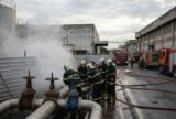 Bombeiros mantêm resfriamento de tanque após vazamento de estireno em Manaus